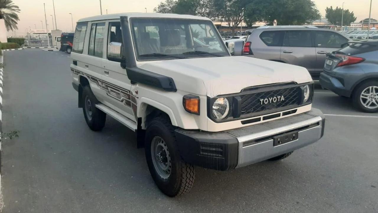 Toyota Land Cruiser 76 Wagon
